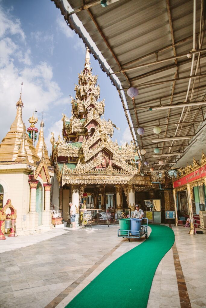 Pagoda Sule Yangon Myanmar - THETRAVELBLOG.at