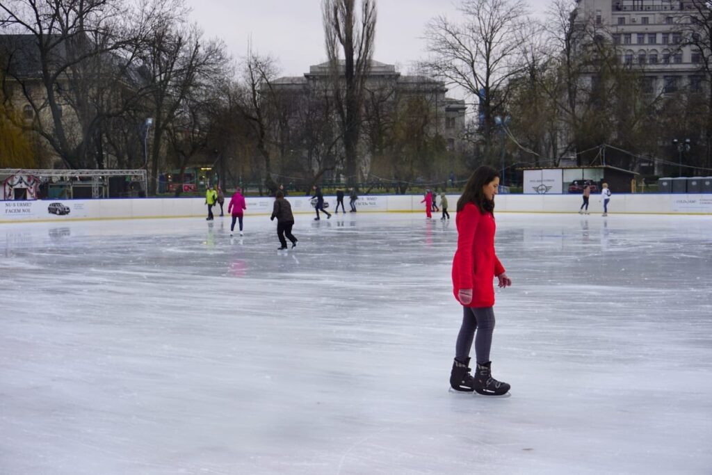 Patinação no lago congelado do Parque Cișmigiu Bucareste - Life.ro