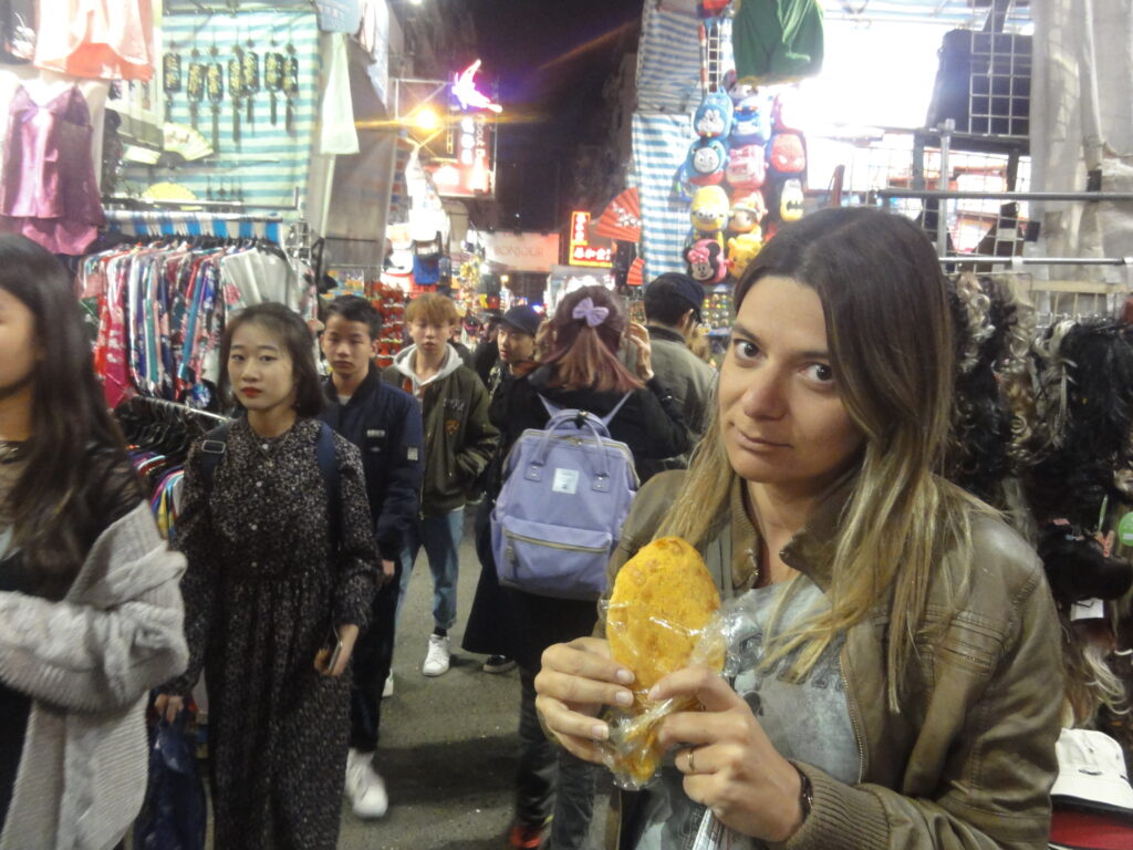 Pausa pra um Pineapple Bun no Night Market de Hong Kong - Magu Mathias