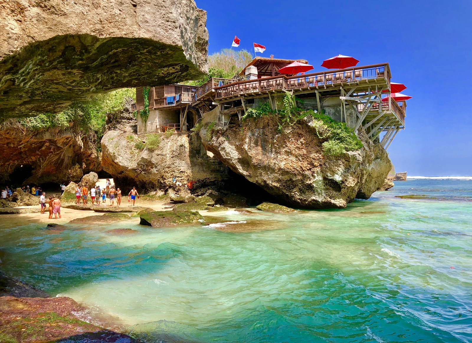 Praia Uluwatu Bali - BeachSearcher