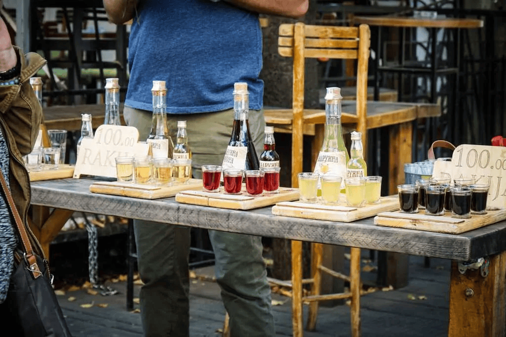 Provando rakija em Skadarlija em Belgrado - Sofia Adventures
