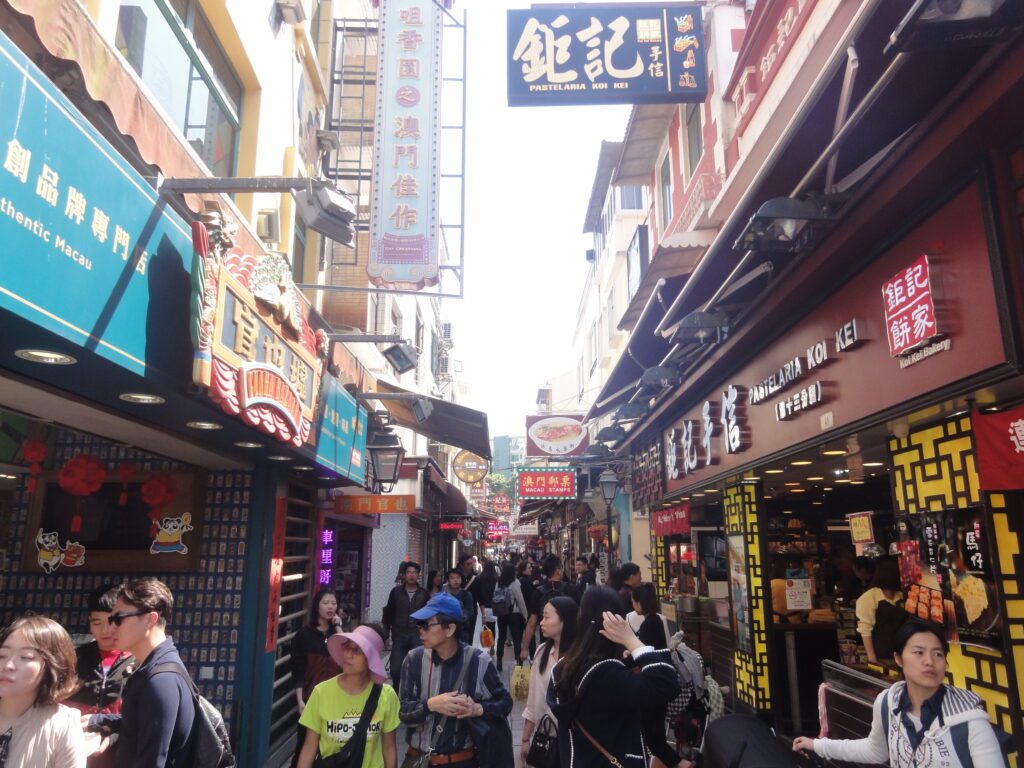Movimento sempre intenso na Rua do Cunha - Magu Mathias