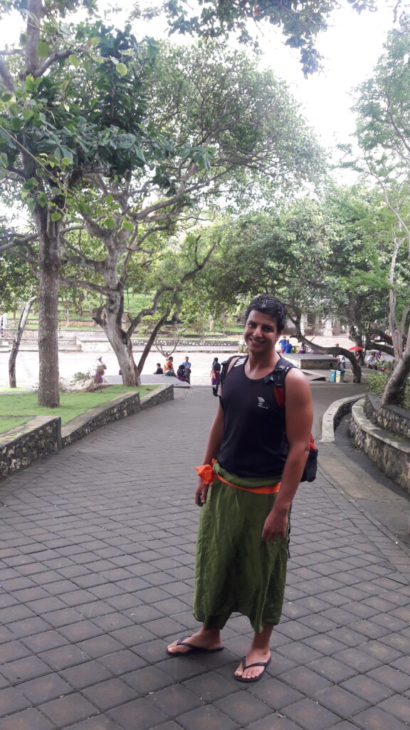 Sarong nos templos de Bali - Magu Mathias