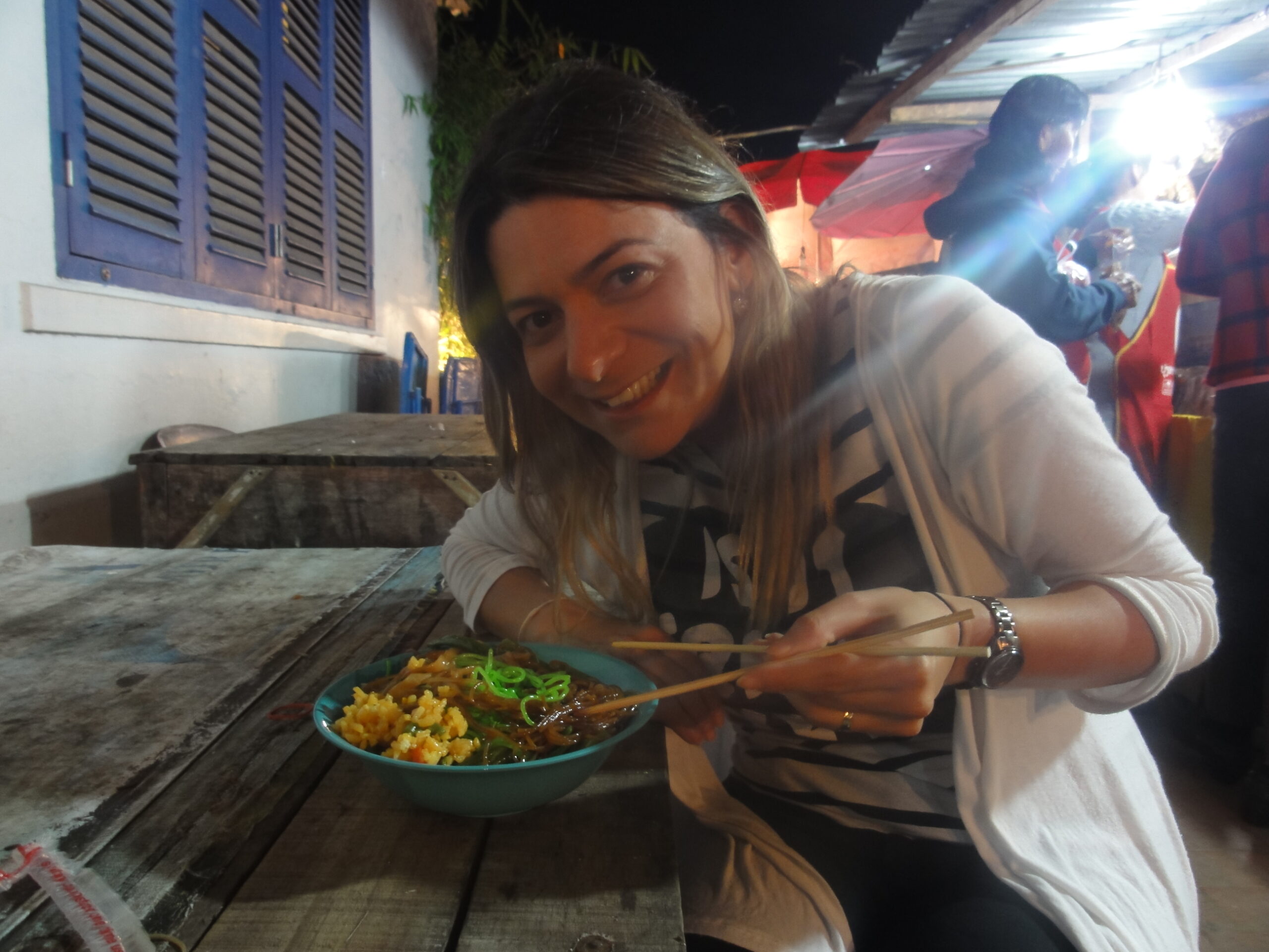 Comendo no mercado noturno de Luang Prabang - Magu Mathias