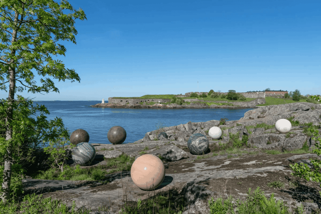 Bienal de Helsinque rolando em plena ilha Vallisaari - ARTnews.com