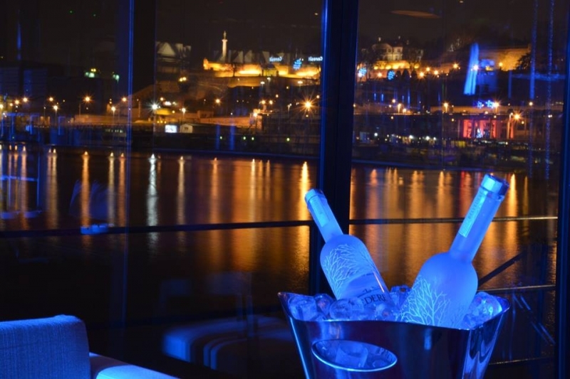 A vibe única dos "splavovi": os bares baladas flutuantes de Belgrado - Kuda veceras