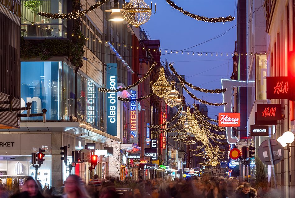 A sempre movimentada Rua Drottninggatan no centro de Estocolmo - Vasakronan