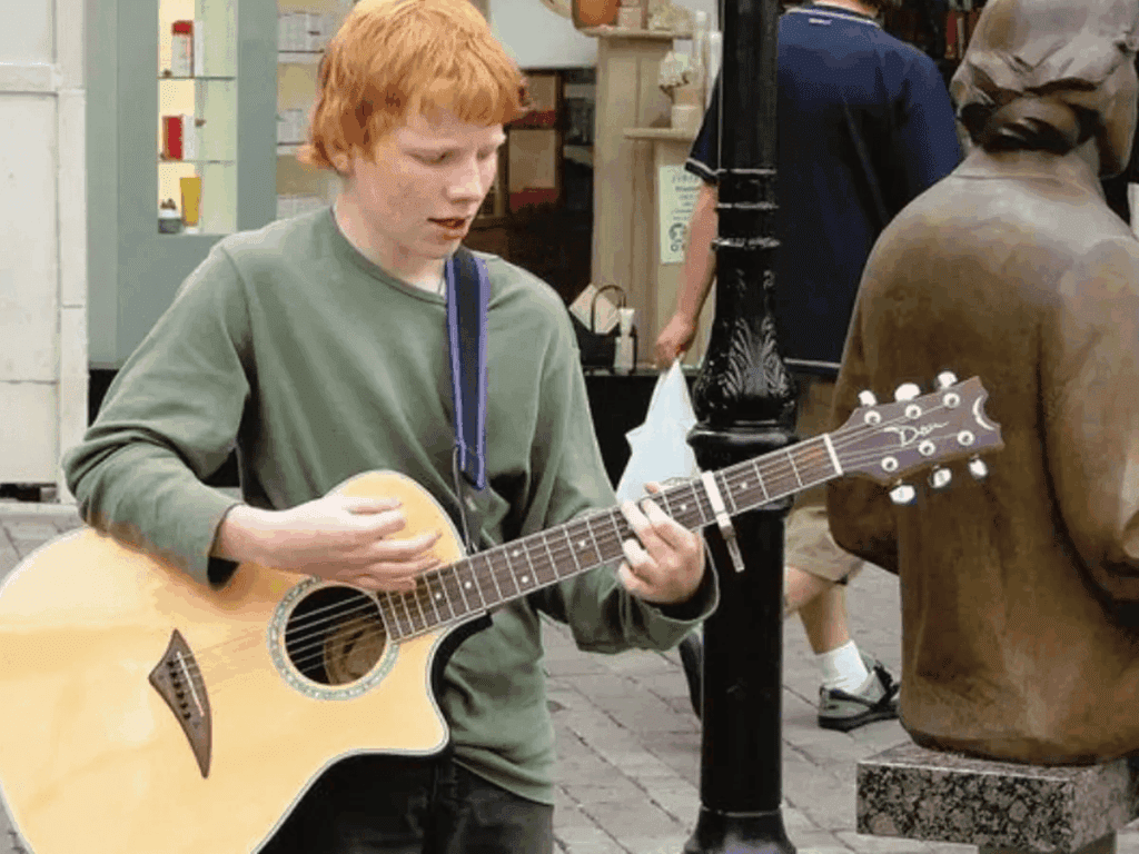 Ed Sheeran cantando nas ruas de Dublin - Irish Star