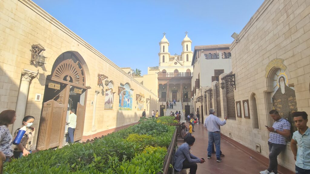 Igreja Suspensa no Bairro Copta do Cairo - Magu Mathias