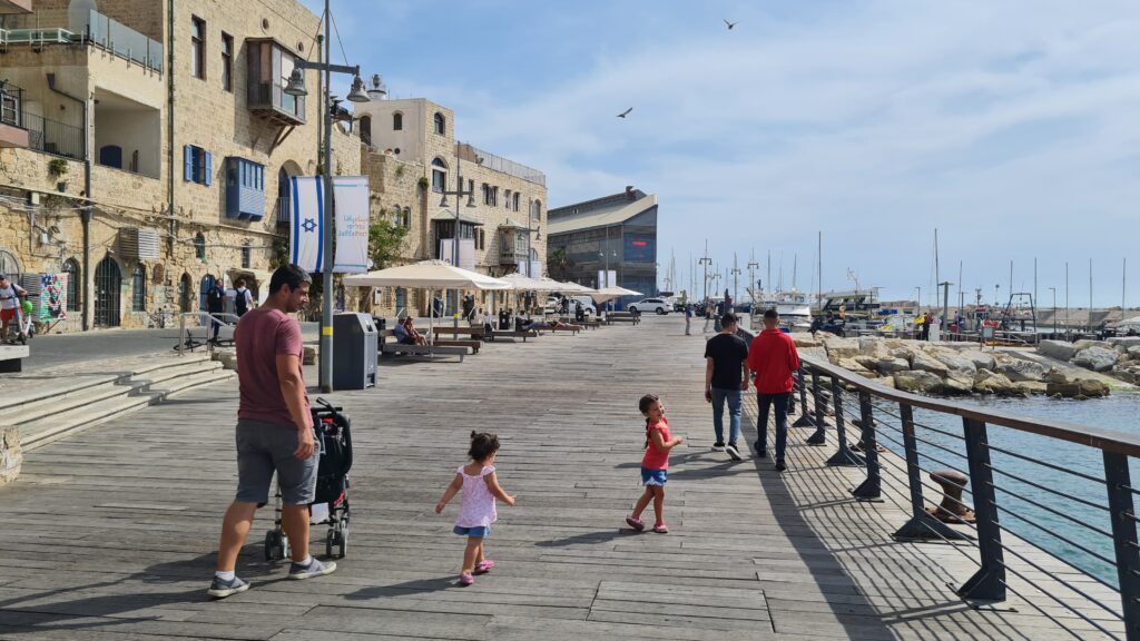 Mochileirinhas explorando Jaffa - Magu Mathias