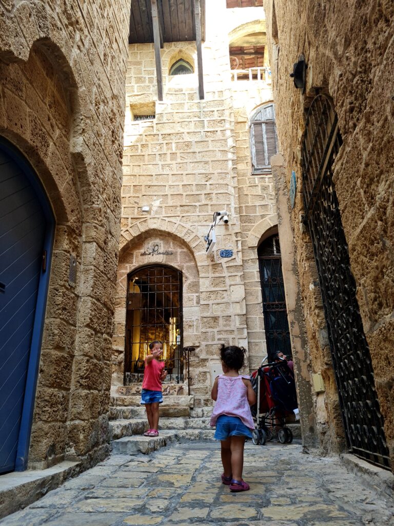 Família explorando a cidade antiga de Jaffa - Magu Mathias
