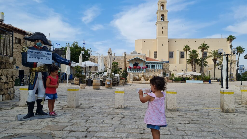 Praça da icônica Fonte do Zodíaco - Magu Mathias