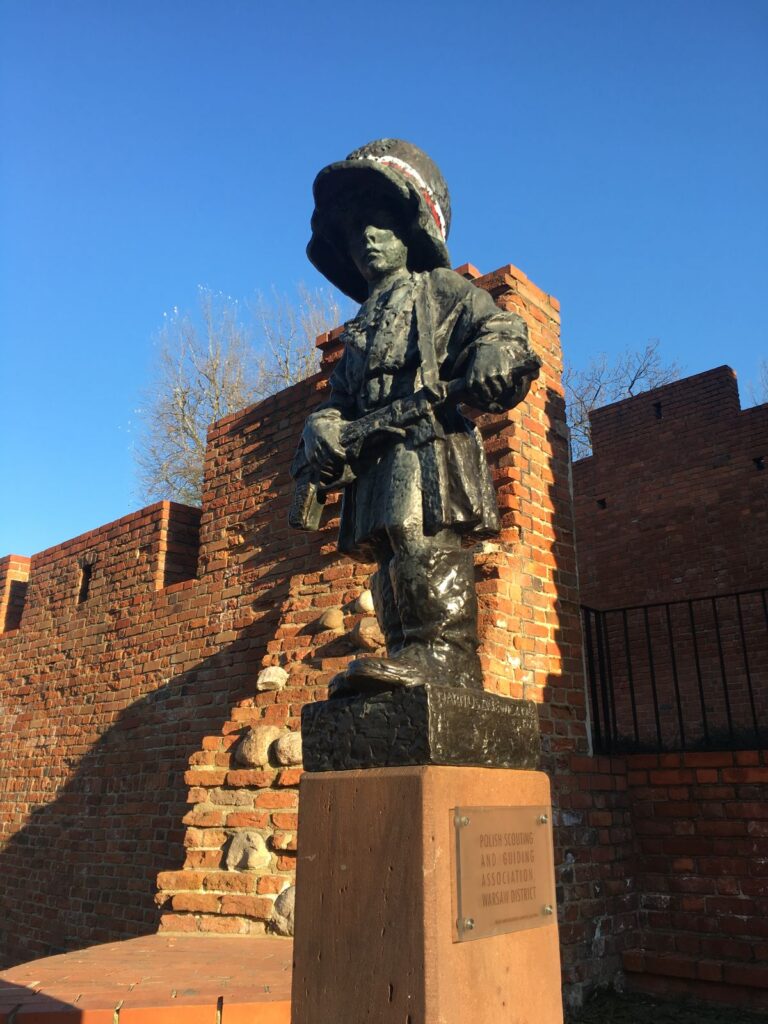 Estátua do Pequeno Soldado Varsóvia - Atlas Obscura