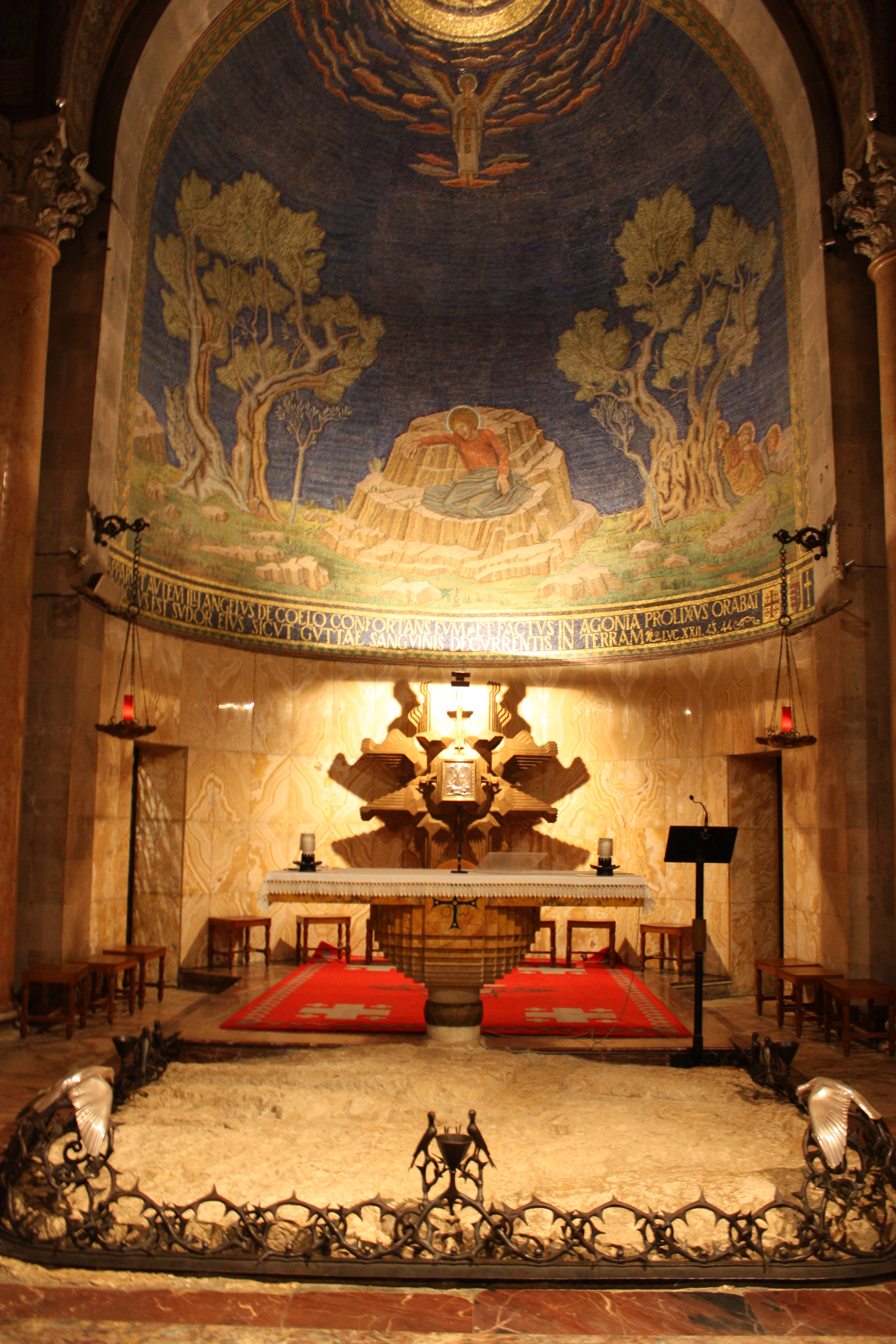 Pedra no altar da Basílica de Todas as Nações - Wikimedia Commons