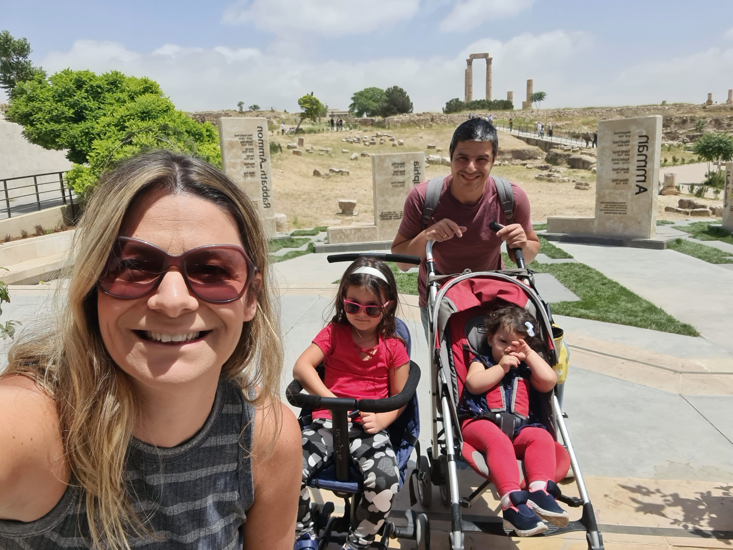 Família de viajantes explorando todas as atrações de Amã, capital da Jordânia - Magu Mathias