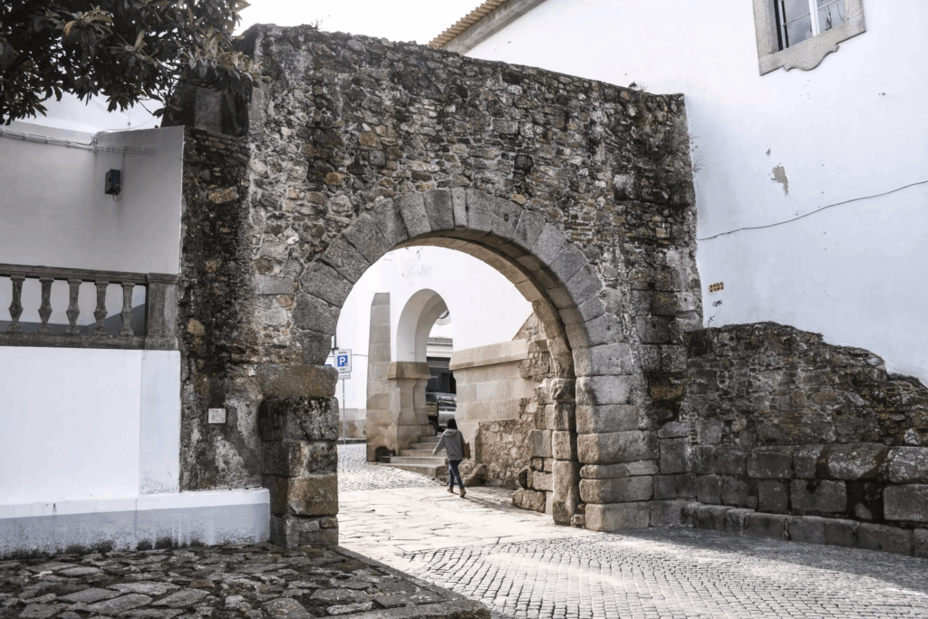 Arco Romano de Dona Isabel - Câmara Municipal de Évora