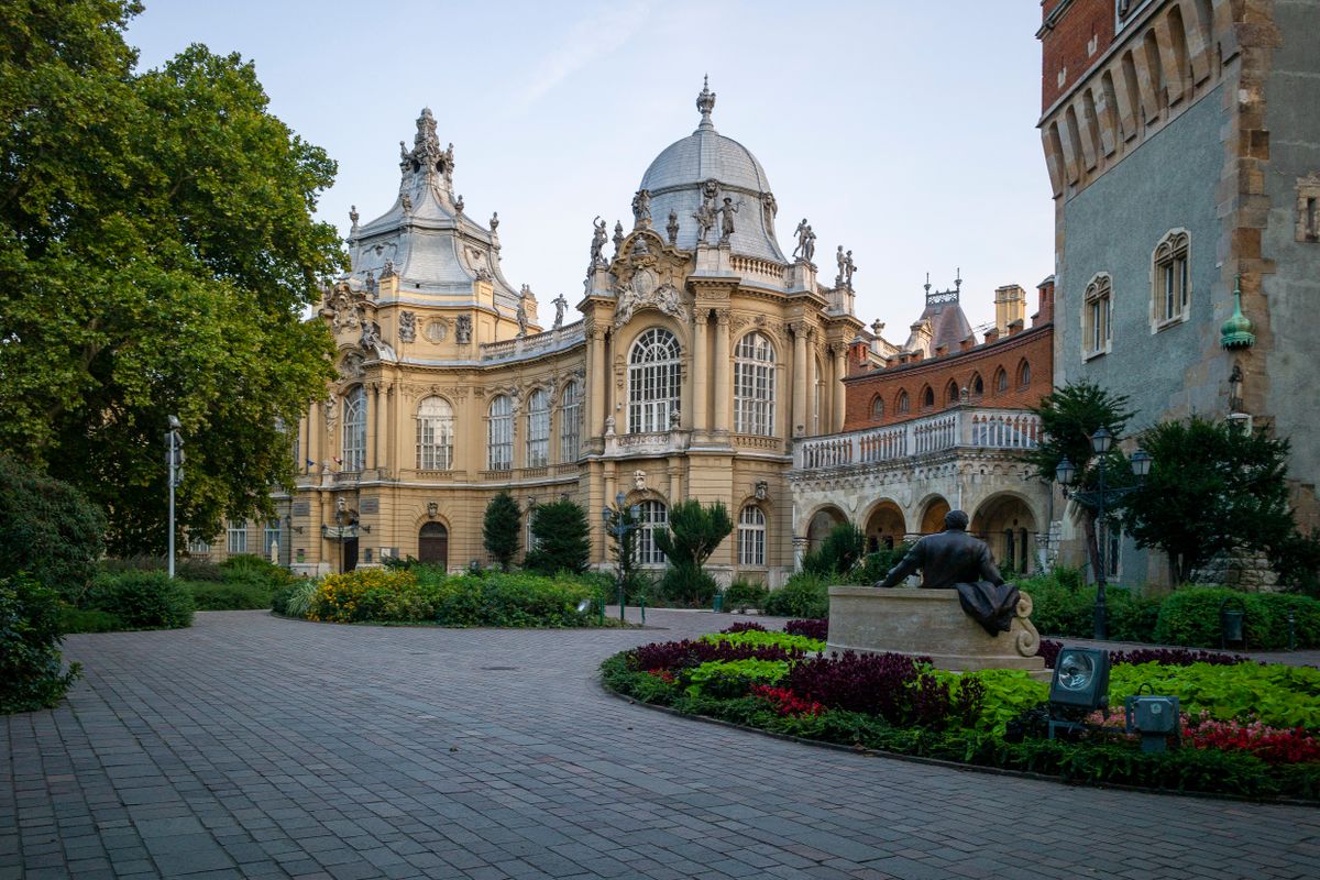 Castelo de Vajdahunyad em Budapeste - Atlas Obscura