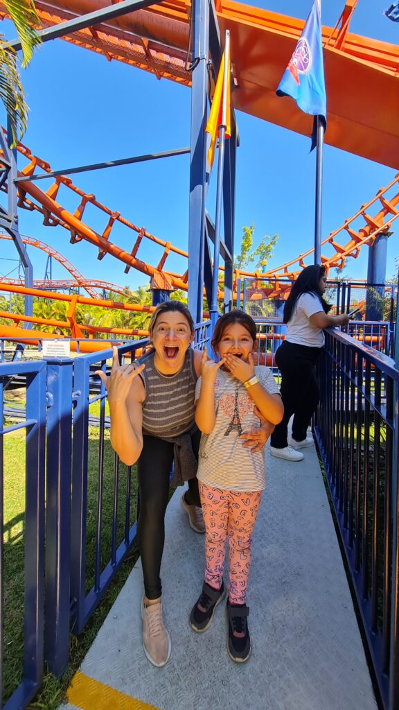 Catarina em sua primeira montanha russa no Beto Carrero - Magu Mathias