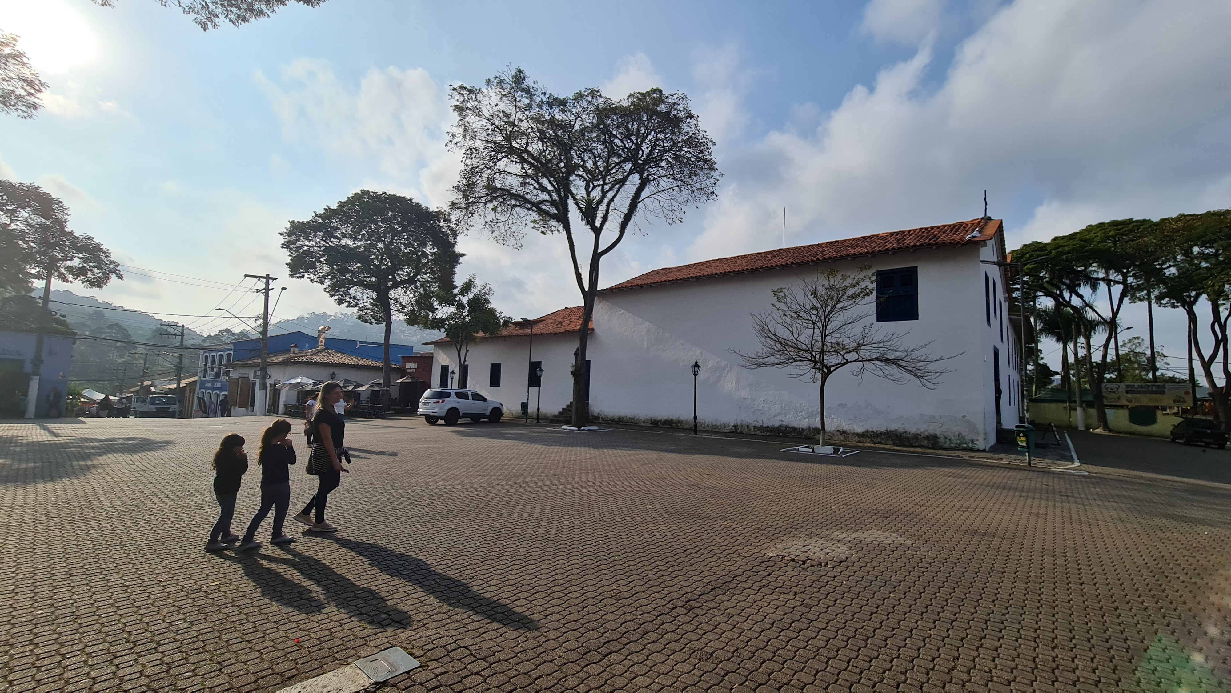 Família curtindo as atrações de Embu das Artes - Magu Mathias