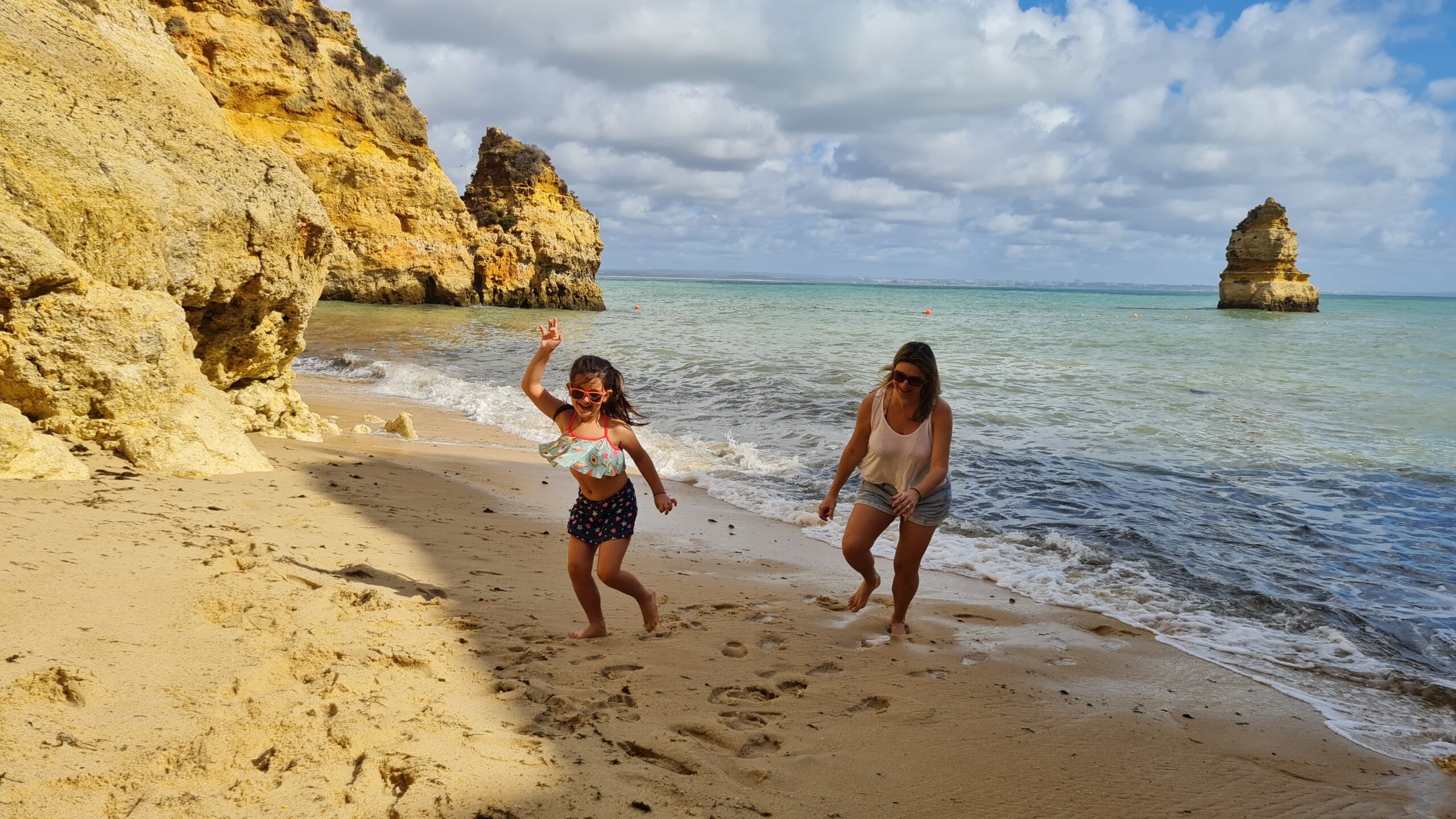 Família curtindo as atrações de Lagos Portugal - Magu Mathias