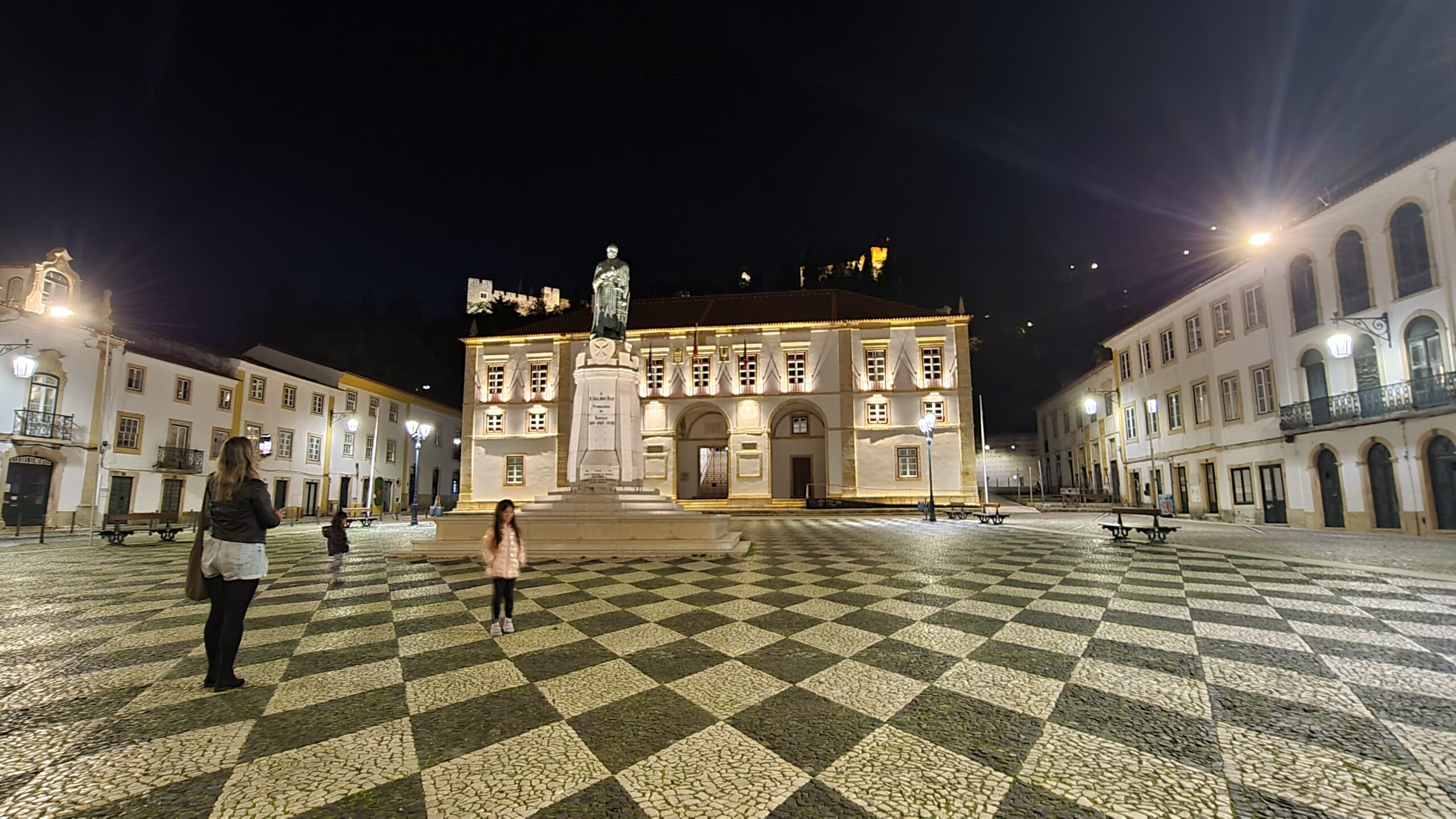 Família curtindo as atrações de Tomar - Magu Mathias