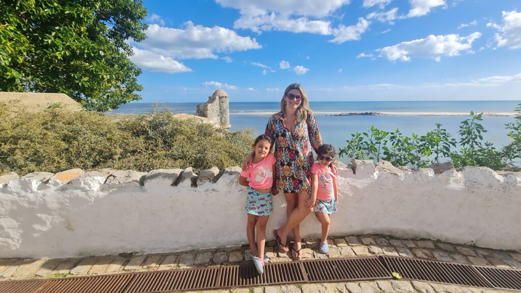 Família curtindo as atrações de Vila Nova de Cacela - Magu Mathias