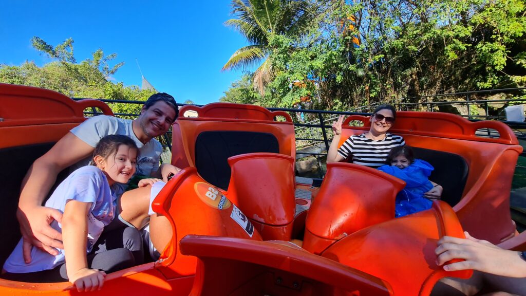 Família curtindo o Crazy River no Beto Carrero - Magu Mathias