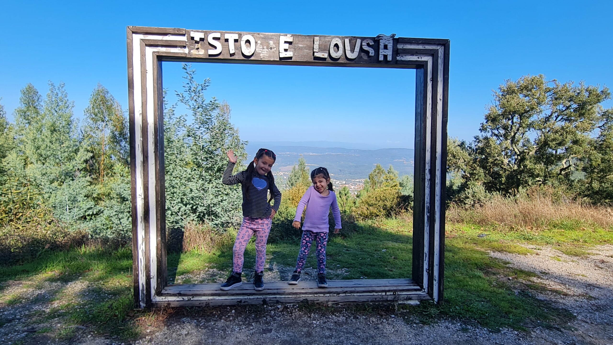 Família explorando as Aldeias do Xisto Portugal - Magu Mathias