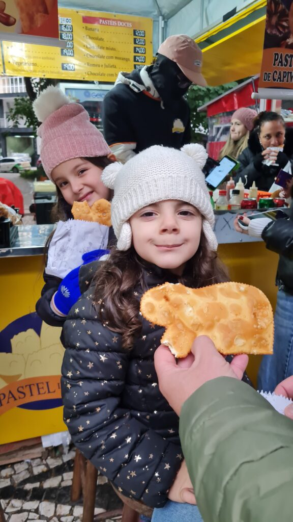 Comendo pastel de capivara na Feirinha de Inverno da Praça Osório - Magu Mathias