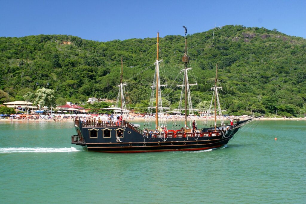 Passeio de Barco Pirata Balneário Camboriú - NewIt