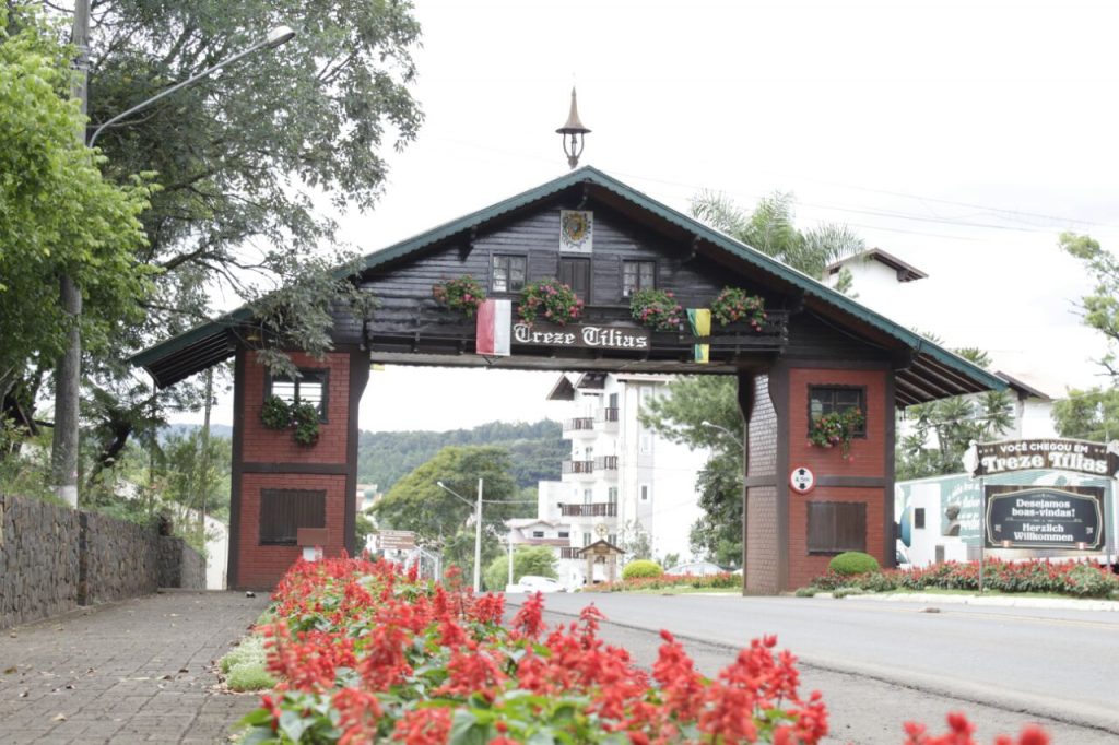 Pórtico de entrada de Treze Tílias - Casa de Doda