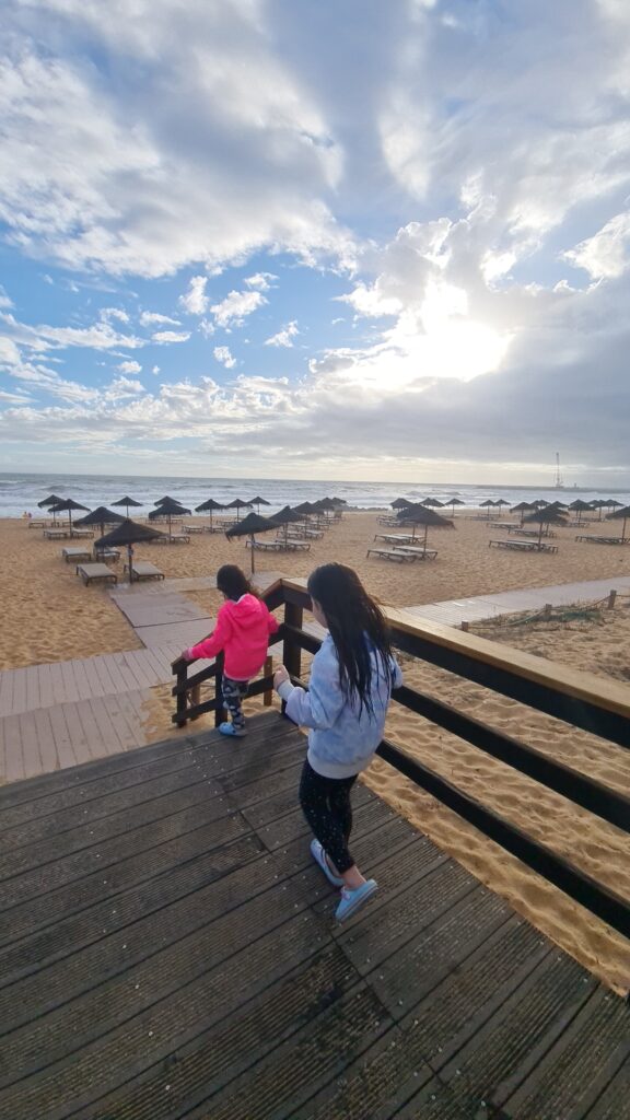 Antes de mais nada, encontrei esse mapinha que, em vez de focar somente em Lagos, dá uma ideia de onde ficam as principais atrações do Algarve.

Mapa das principais praias do Algarve, no sul de Portugal - ALGARVE REAL ESTATE

Porém, caso você queira sondar apenas as atrações de Lagos, esse outro mapa (super simples) pode te ajudar:

Quando estivemos em Quarteira - Magu Mathias