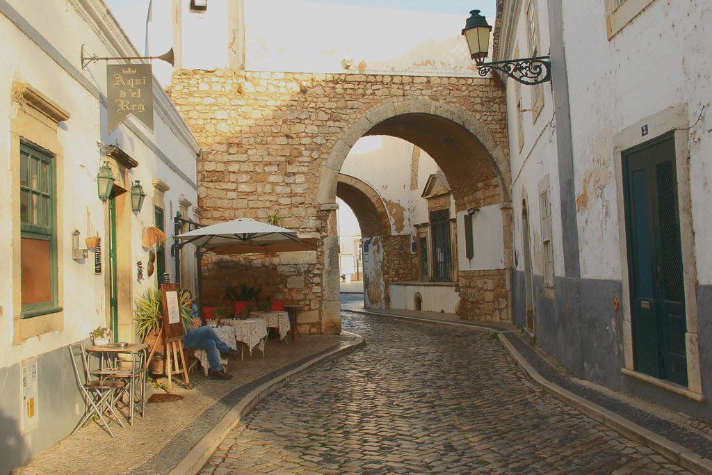 Arco da Vila Faro - Gallop Around The Globe