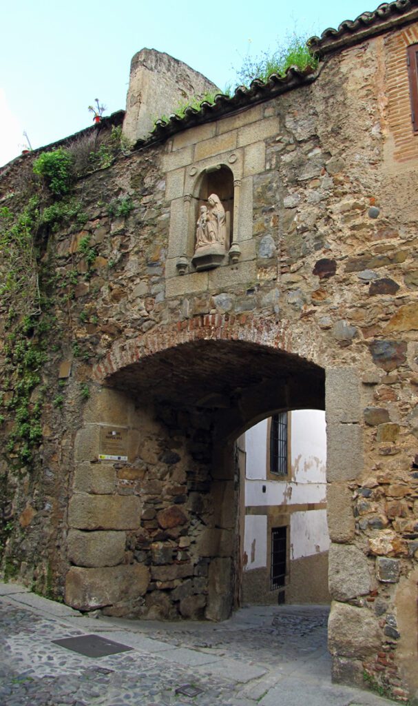 Arco de Santa Ana Cáceres - Wikimedia Commons