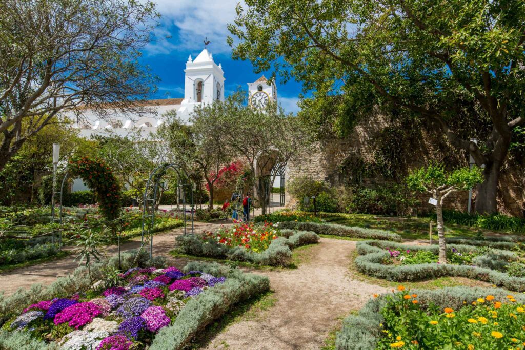 Os lindos jardins do Castelo de Tavira - Jet2holidays