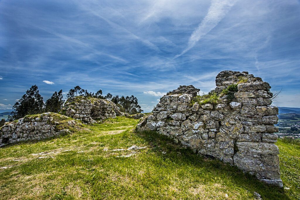 Castillo de Vispieres - Santillana del Mar Turismo