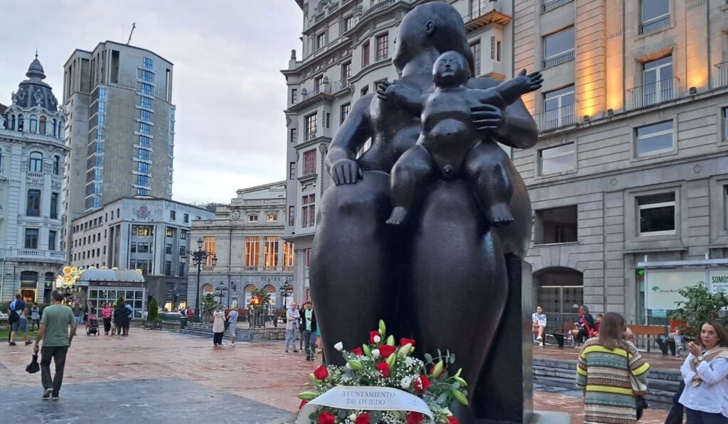 Estátua Oviedo La Maternidad - La Nueva España