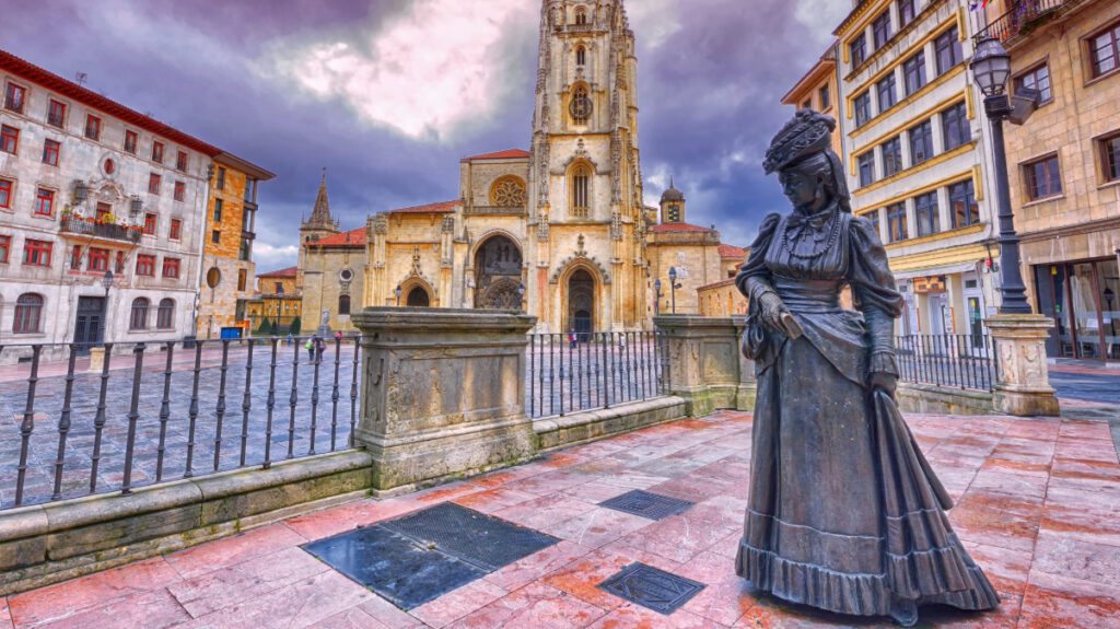 Estátua Oviedo La Regenta - Blau Hotels