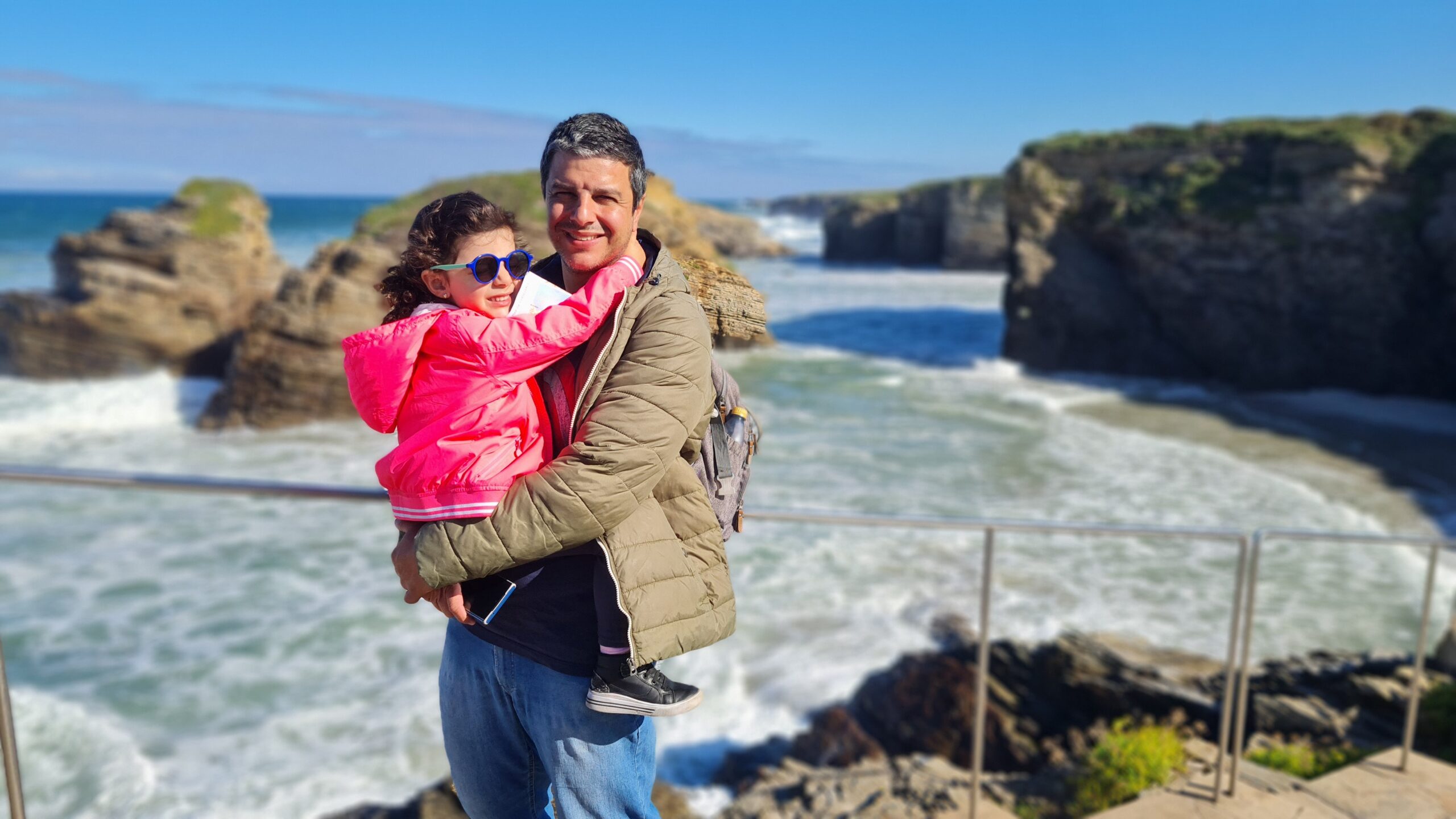 Família curtindo a Playa de las Catedrales - Magu Mathias