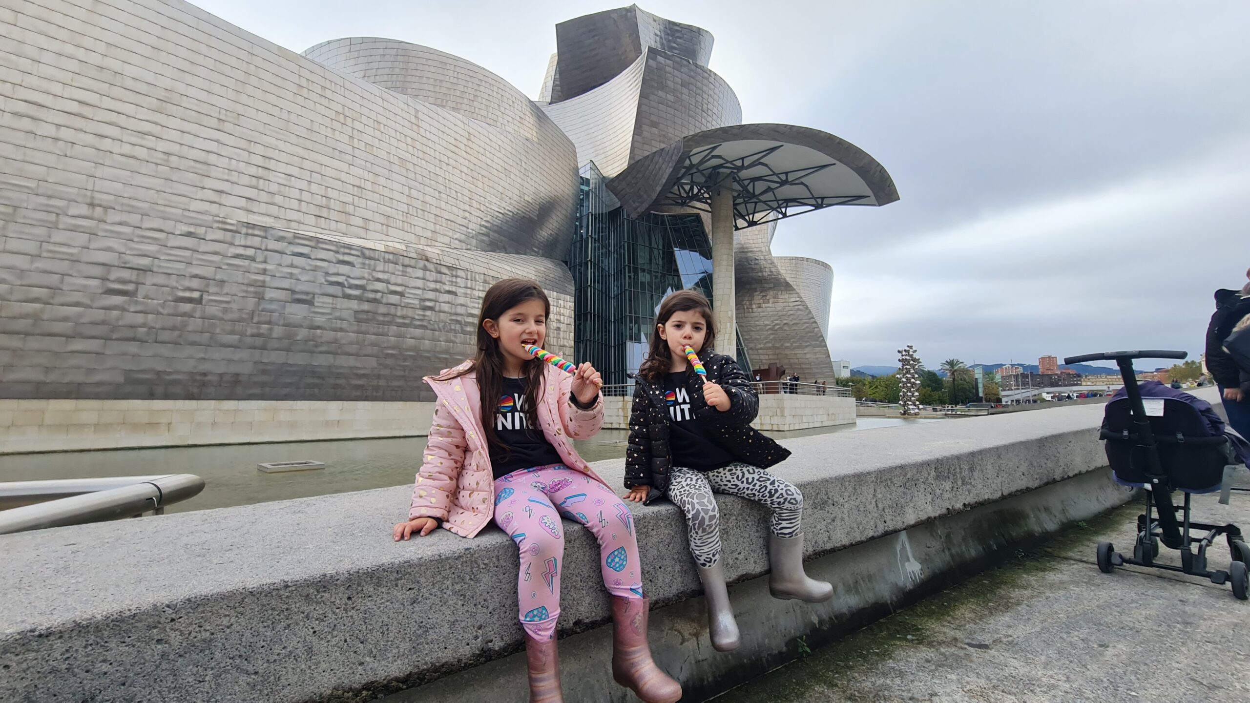 Família curtindo as atrações de Bilbau - Magu Mathias