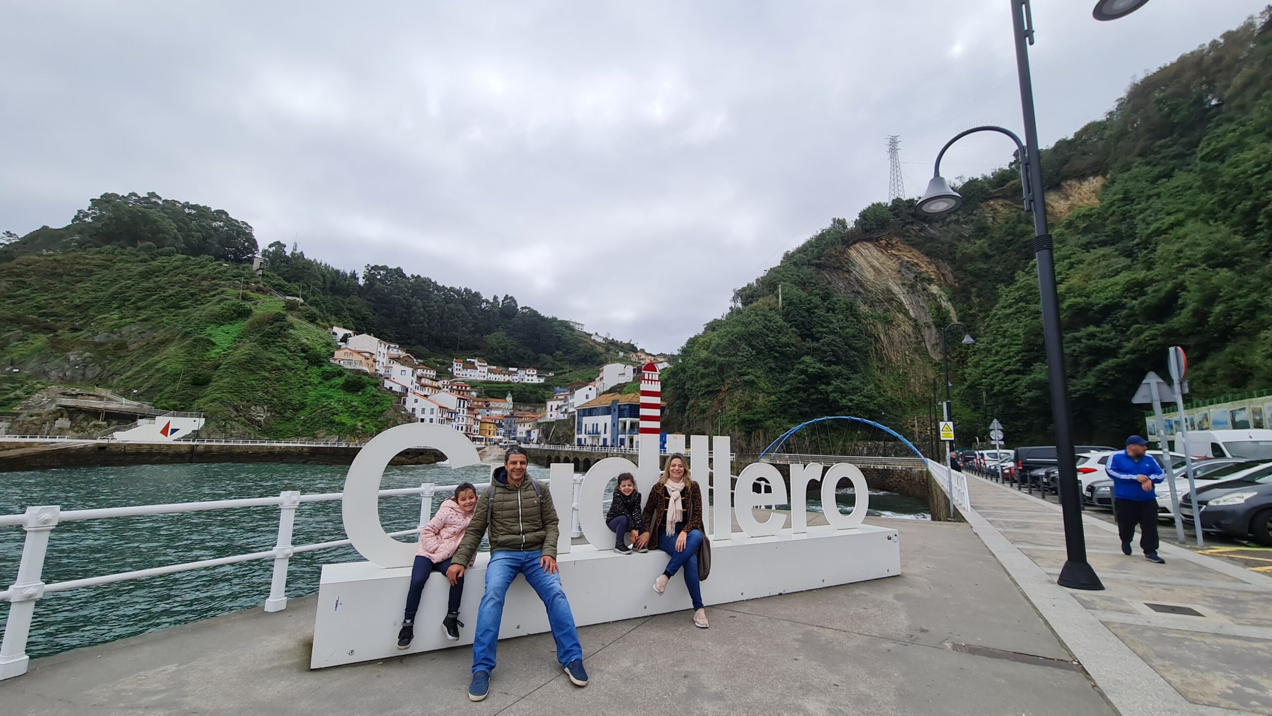 Família curtindo as atrações de Cudillero - Magu Mathias
