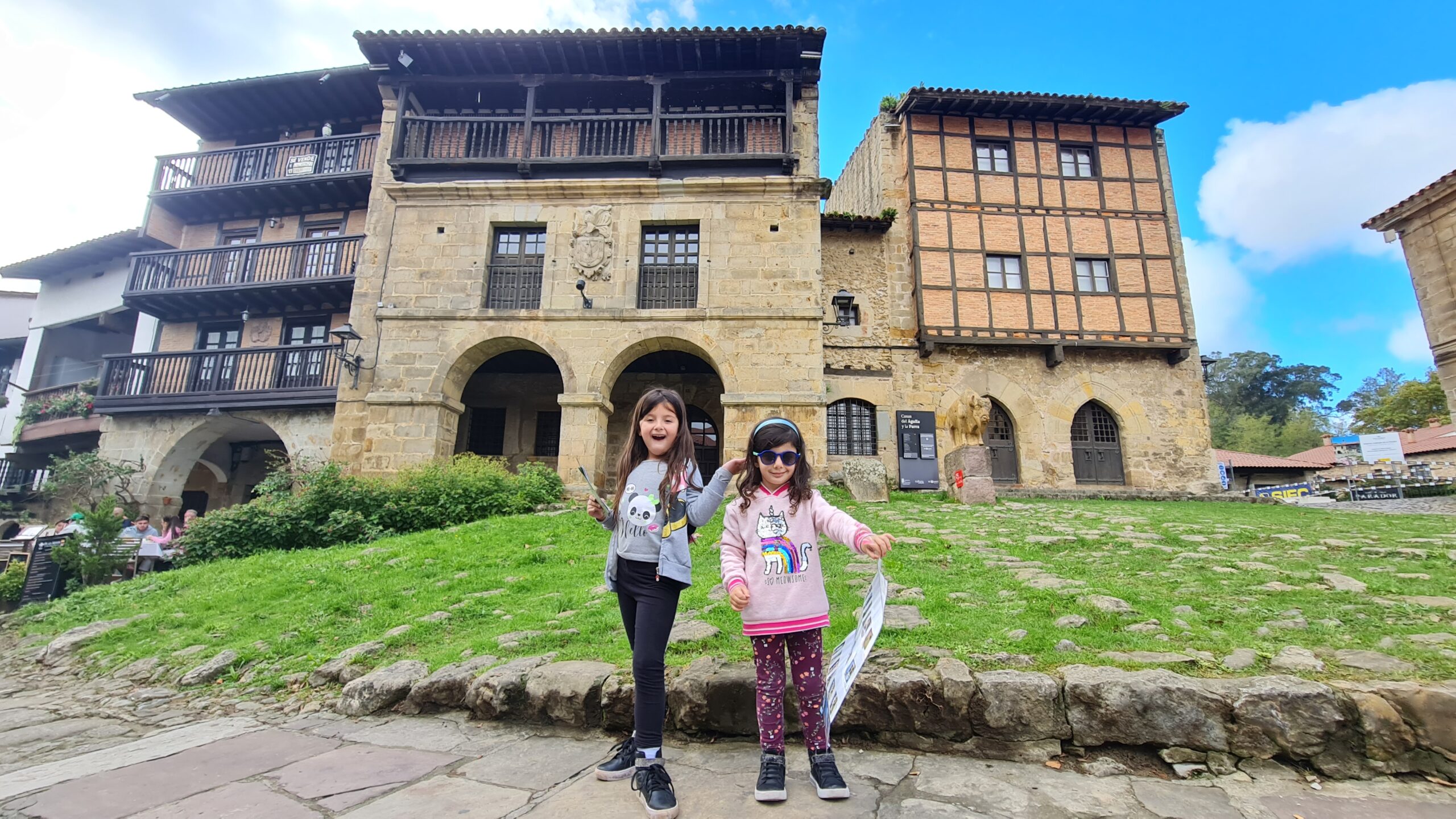 Família curtindo as atrações de Santillana del Mar - Magu Mathias