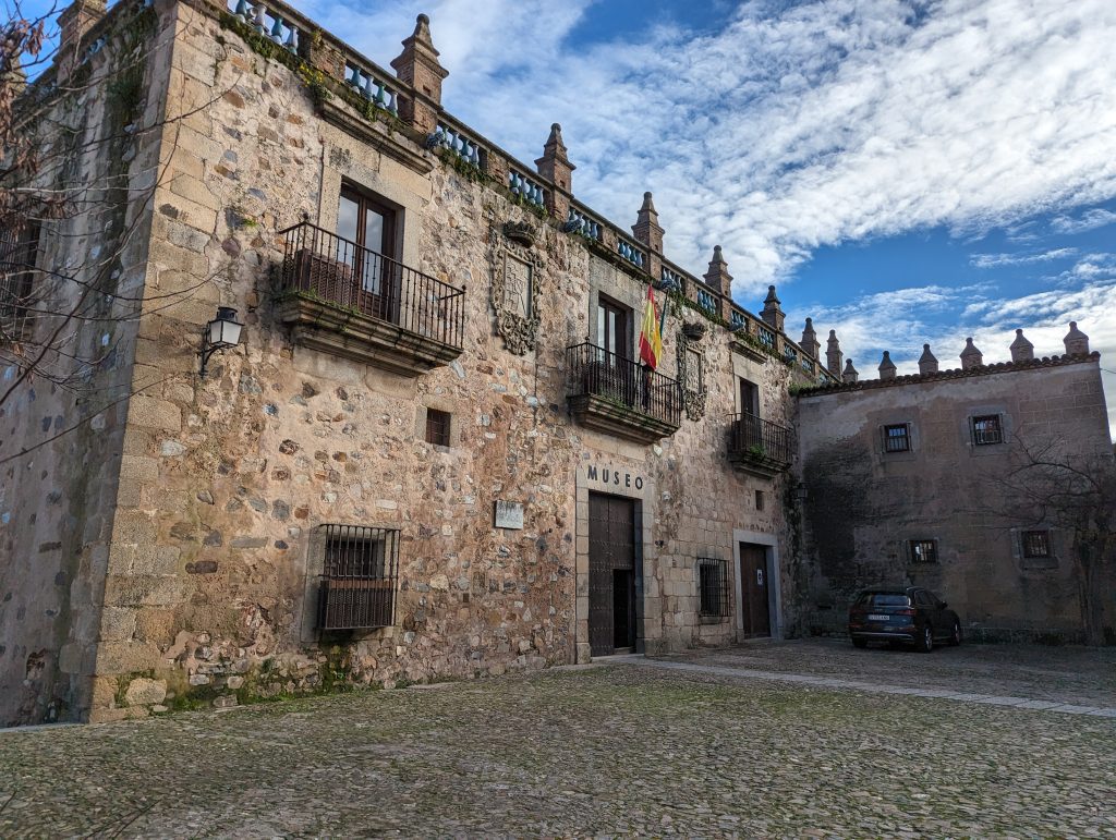 Museu de Cáceres - Garrett Landers