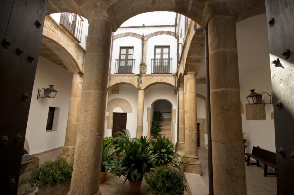 Palácio de los Golfines Cáceres - El Camino de la Plata