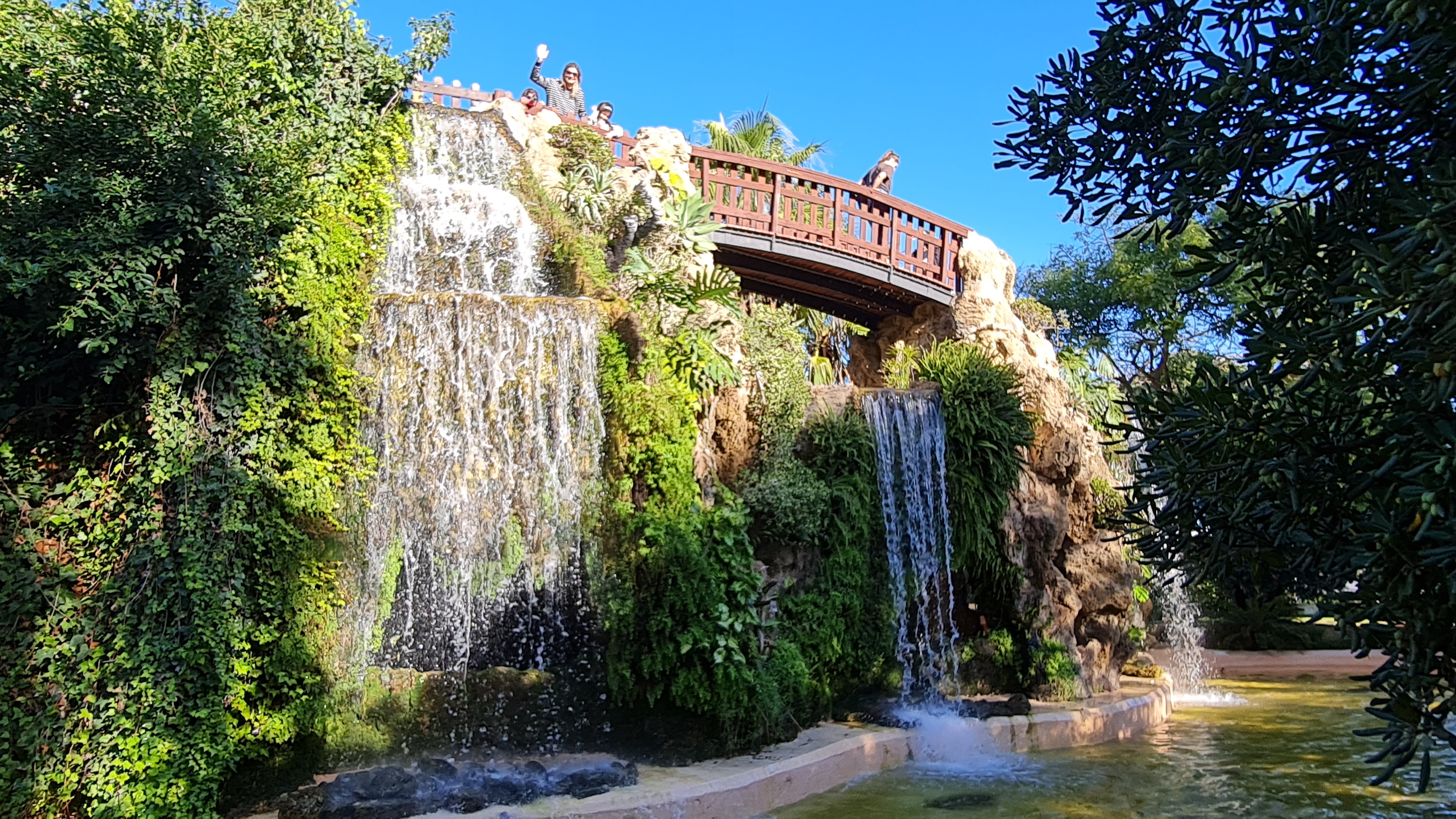 A gruta com cachoeira do Parque Genoves em Cádiz - Magu Mathias