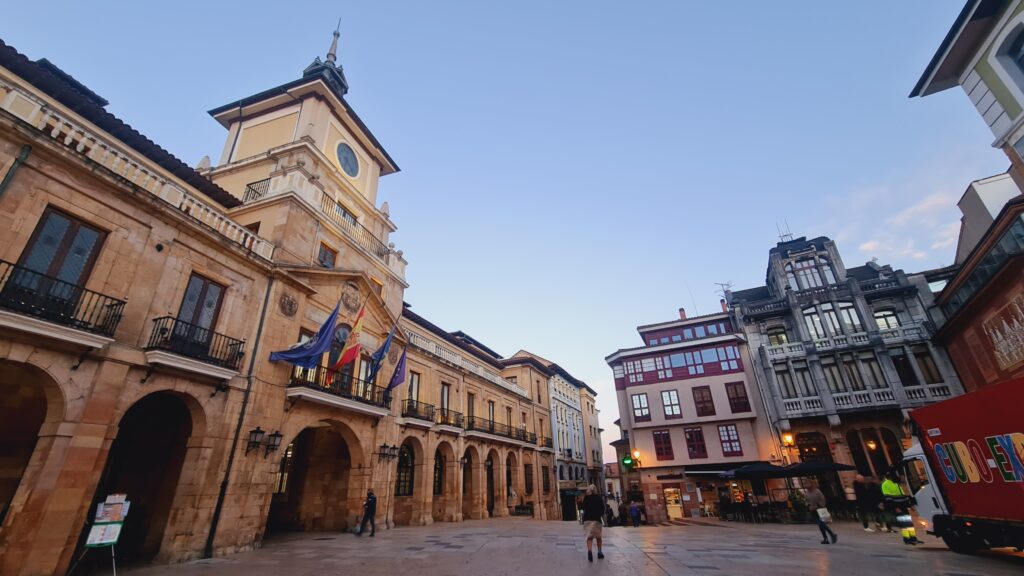 Prefeitura de Oviedo na Plaza de la Constitución - Magu Mathias