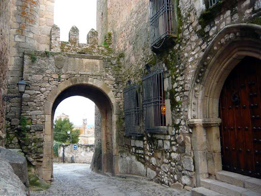 Portão de Santiago Trujillo - Restaurante Mesón Hostal la Cadena