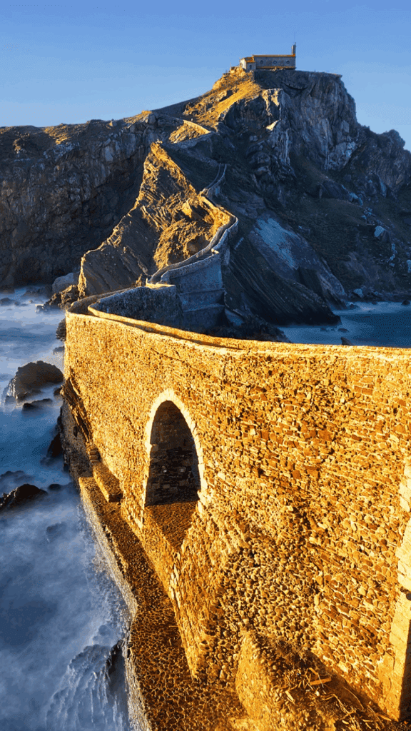 San Juan de Gaztelugatxe - Windows Spotlight Images