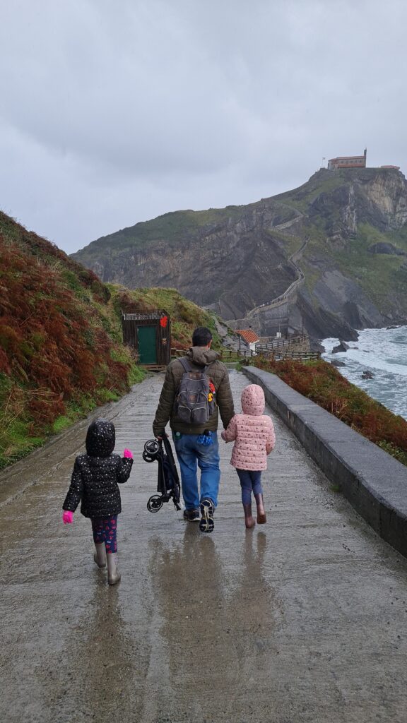 San Juan de Gaztelugatxe com crianças - Magu Mathias