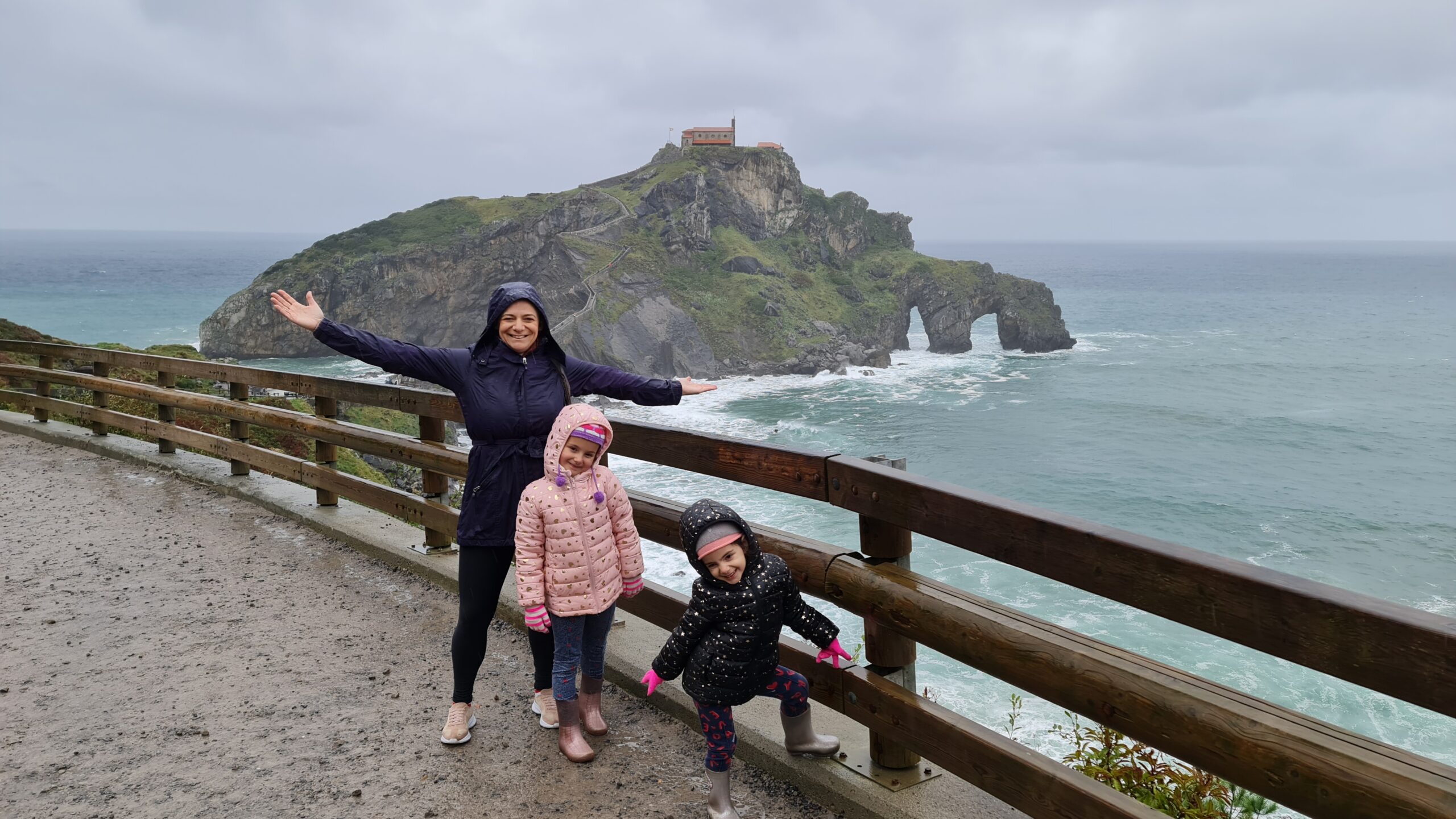 San Juan de Gaztelugatxe com crianças - Magu Mathias